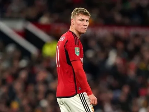 Kỳ lạ Rasmus Hojlund: 0 cú sút, 0 chạm bóng trong vòng cấm