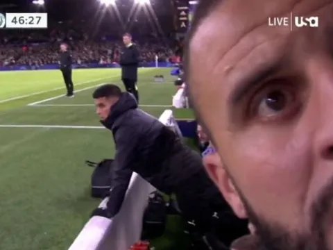 Kyle Walker bẻ camera tại sân Elland Road