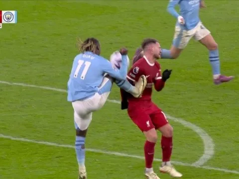 "Liverpool đã bị cướp trắng ở tình huống đó"