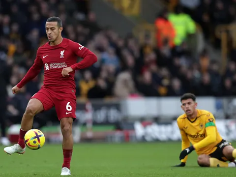 Agbonlahor nêu tên 2 'thảm họa' hàng tiền vệ Liverpool