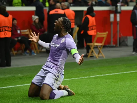 Arsenal tranh chữ ký 43 triệu bảng với Man United