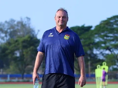 HLV Lào lo đá sân nhà mà như... sân khách trước tuyển Việt Nam