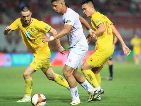 La hét quá độ, HLV V-League ngất xỉu ngay phòng thay đồ