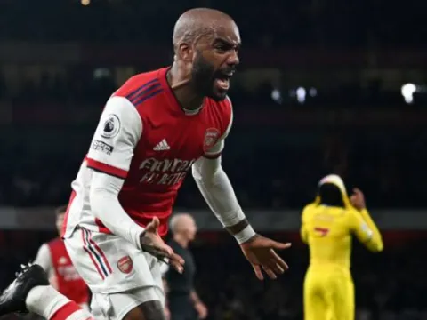Lacazette hóa người hùng, Arsenal thoát cửa tử trong gang tấc