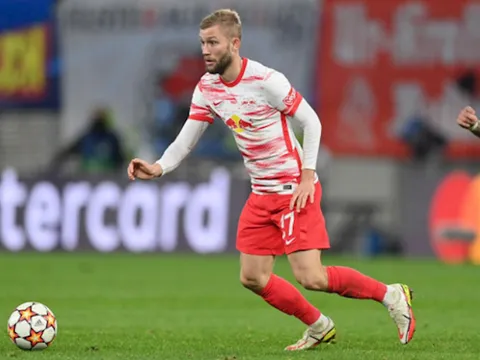 Liverpool muốn 'cỗ máy đoạt bóng' thay Henderson