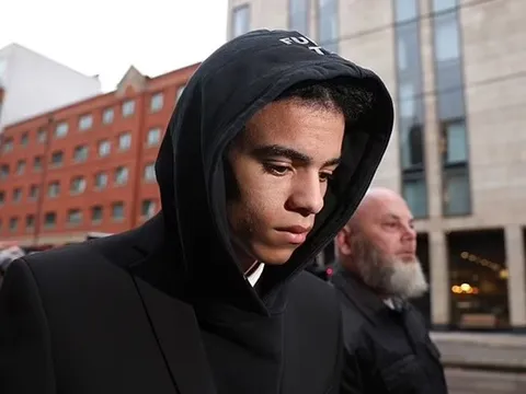 Làm điều ngớ ngẩn, Neville nhận 'gạch đá' vì chuyện Greenwood