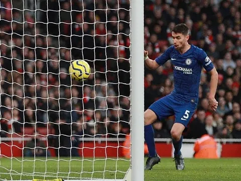 'Làm thế nào Jorginho vẫn còn ở trên sân để ghi bàn?'