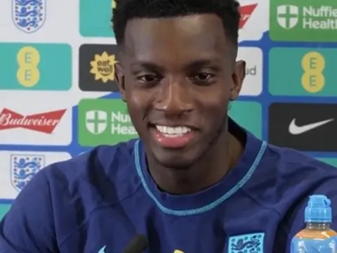 Lần đầu lên tuyển Anh, Nketiah vui nhộn nói về Kane