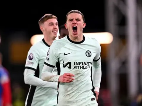 Lập cú đúp, Gallagher nói lời xin lỗi