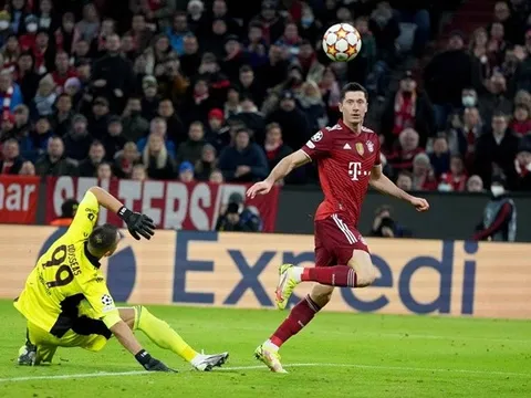 Lập hat-trick, Lewandowski tuyên bố ngạo nghễ về Haaland
