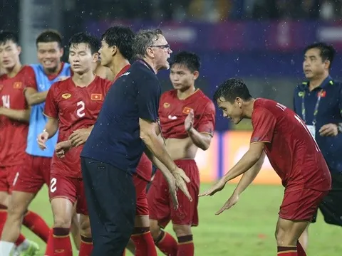 Lấy vé bán kết SEA Games, HLV Philippe Troussier ăn mừng cực sung
