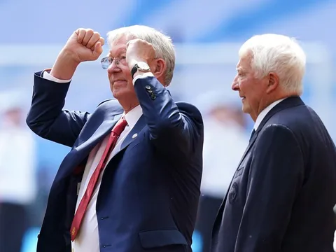 "Lần đầu tiên Sir Alex nở một nụ cười!"