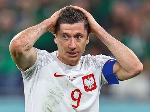 Lewandowski đau đớn khi sút hỏng 11 m