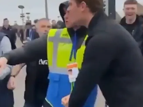 Lè lưỡi và mỉa mai đối thủ, CĐV Chelsea nhận cú knock-out đầy dã man