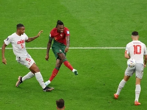 Tiền đạo Bồ Đào Nha cười trước khi sút tung lưới Thụy Sĩ