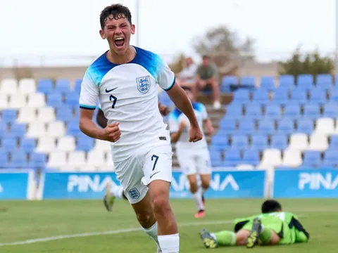 Thần đồng Man United thi đấu chói sáng