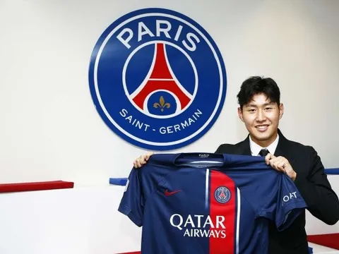 Nhà vô địch bán áo ở Paris Saint-Germain