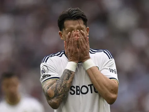 Leeds trả giá vì lơ là ở khâu chuyển nhượng
