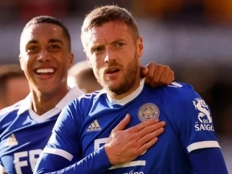 Leicester thoát khỏi nhóm cuối bảng Ngoại hạng Anh