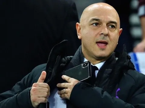 Carragher nêu đích danh chủ tịch Spurs sau trận Liverpool