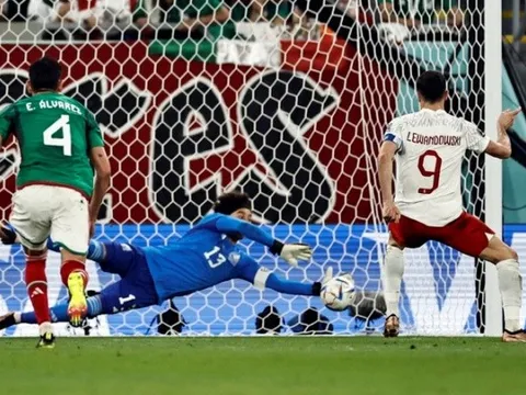 Lewandowski đá hỏng penalty, bảng C giờ quá khó lường