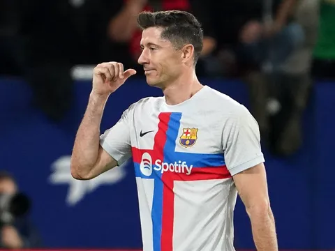 Lewandowski làm gì khi bị đuổi khỏi sân ở phút 31?