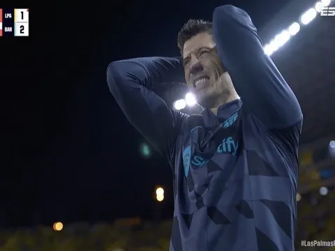 Lewandowski ôm đầu sau pha bỏ lỡ khó tin của Vitor Roque