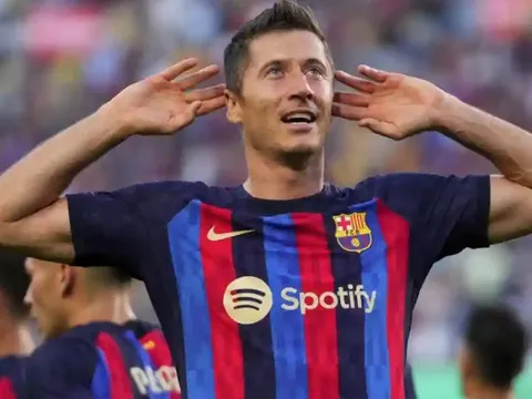 Lewandowski sa sút, Xavi gửi đi thông điệp