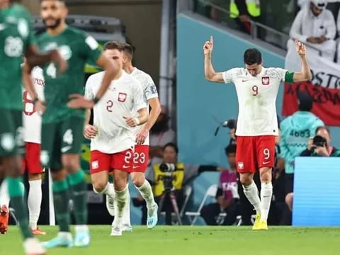 Lewandowski và Szczesny kéo Ả Rập xuống mặt đất