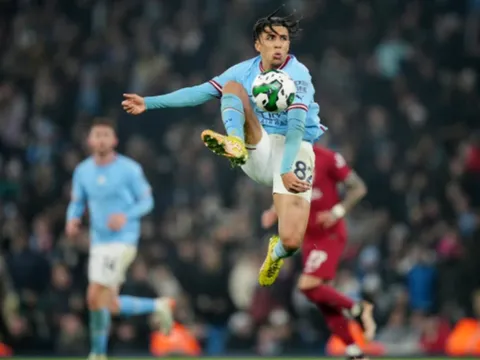 Pep 'ngả mũ' với thần đồng Man City
