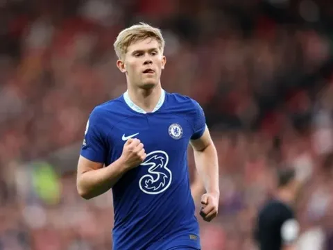 Chelsea trói chân ngọc quý