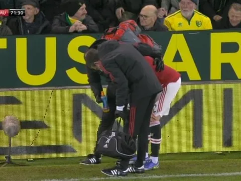 Lindelof khó thở, HLV Rangnick và cầu thủ Man Utd đứng ngồi không yên