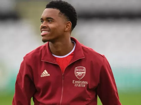 Here we go! Hậu vệ Arsenal cập bến Aston Villa