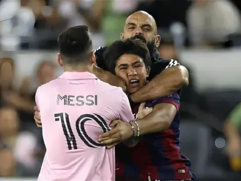 Fan Barca bị kẹp cổ khi lao vào sân ôm Messi
