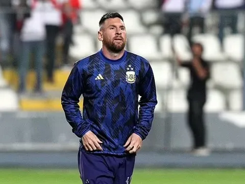 Messi tạt nước lạnh vào Barca