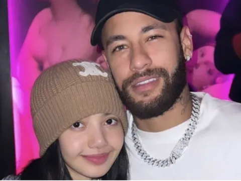 Lisa (BlackPink) gây sốt với bức hình chụp chung cùng Neymar