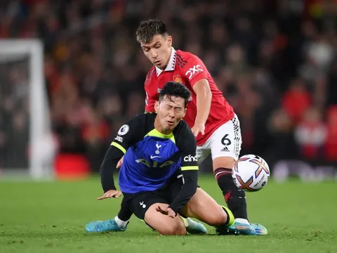 Lisandro Martinez phản ứng khi Ronaldo bỏ vào đường hầm