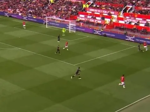 Lisandro Martinez và pha xử lý IQ 200