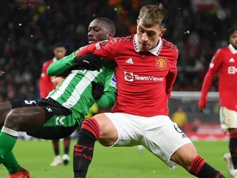 M.U mất đi 2 nhân tố đáng sợ ở hàng phòng ngự