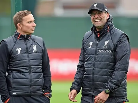 Phó tướng Klopp phản ứng với tin bán Liverpool