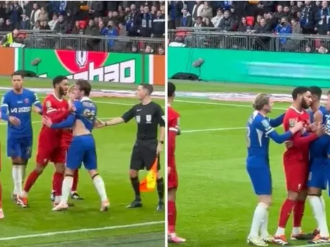 Joe Gomez túm cổ Ben Chilwell