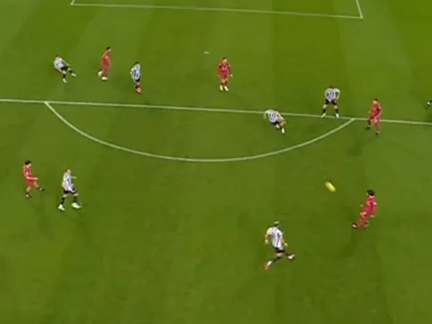 Liverpool ban bật hớp hồn, Newcastle bất lực hóa 'bù nhìn'