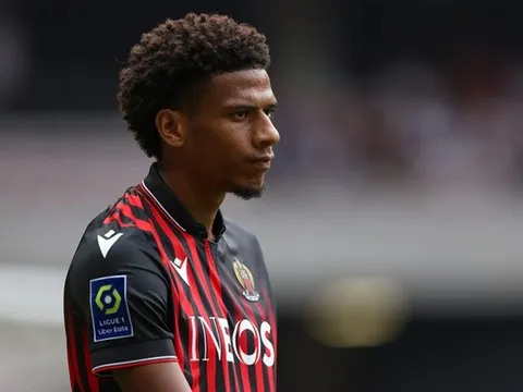 Liverpool chi 35 triệu cho 'Varane mới'