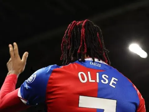 Liverpool đại chiến với Man City vì 'máy chạy' Palace