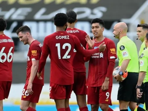 Liverpool nhận cú hích trước chặng đua khốc liệt