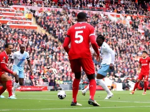 Thua đau Palace, Liverpool hụt hơi trong cuộc đua vô địch