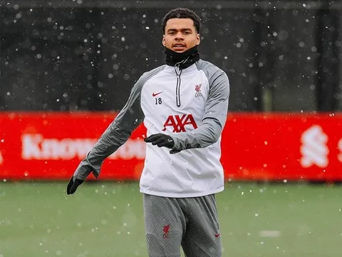 Liverpool tập luyện dưới trời tuyết