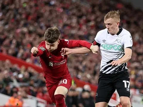 Chuyên gia 'ngả mũ' với thần đồng 16 tuổi ra mắt Liverpool