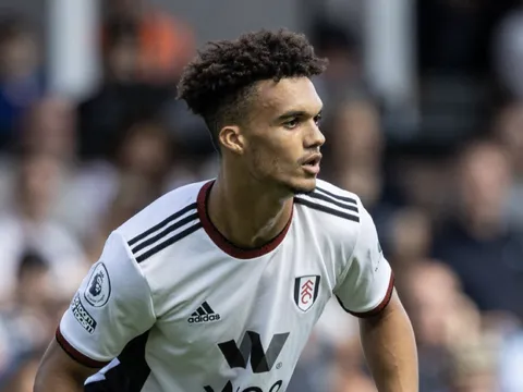 Liverpool vẫn chưa từ bỏ “người thay thế Robertson”