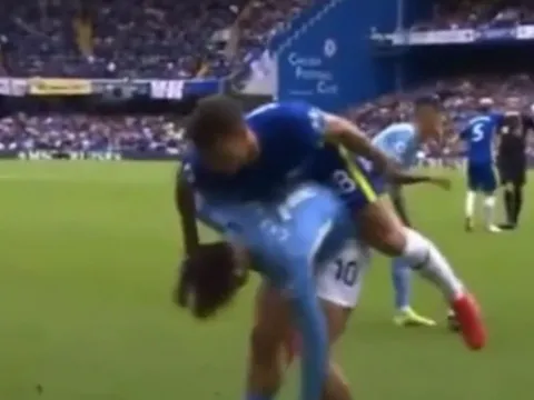 Lộ video bom tấn Man City còng lưng gánh thủ lĩnh Chelsea khó đỡ